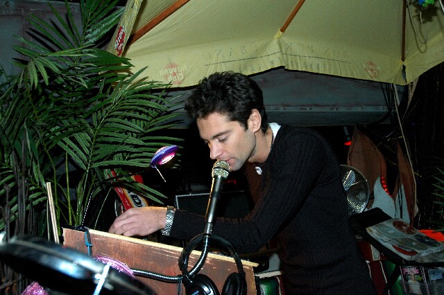min 2005 12 18 sharkys 083
